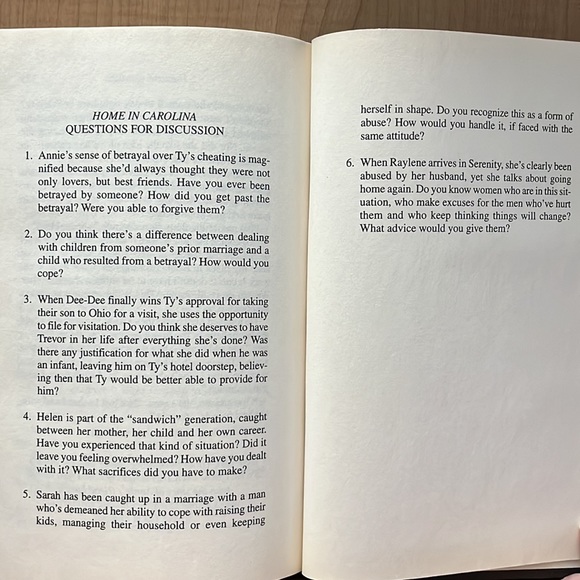 Hardcover novel “Home in Carolina” by Sherryl Woods published by MIRA - Picture 16 of 16